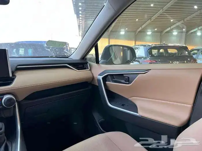 تويوتا راف فور LE دفع امامي بنزين 2025 14