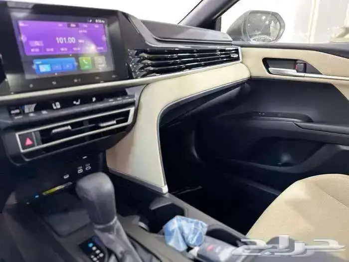 تويوتا كامرى E هايبرد 2025 4