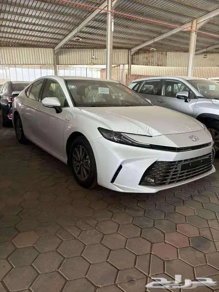 تويوتا كامرى E هايبرد 2025 2