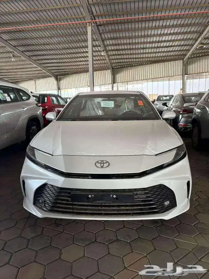 تويوتا كامرى E هايبرد 2025 1