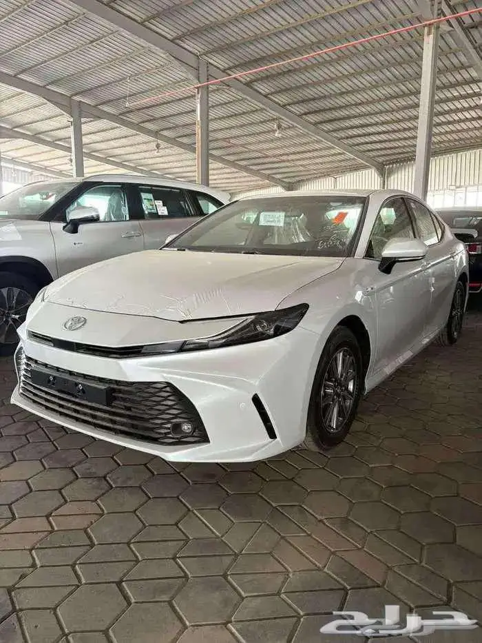 تويوتا كامرى E هايبرد 2025 0