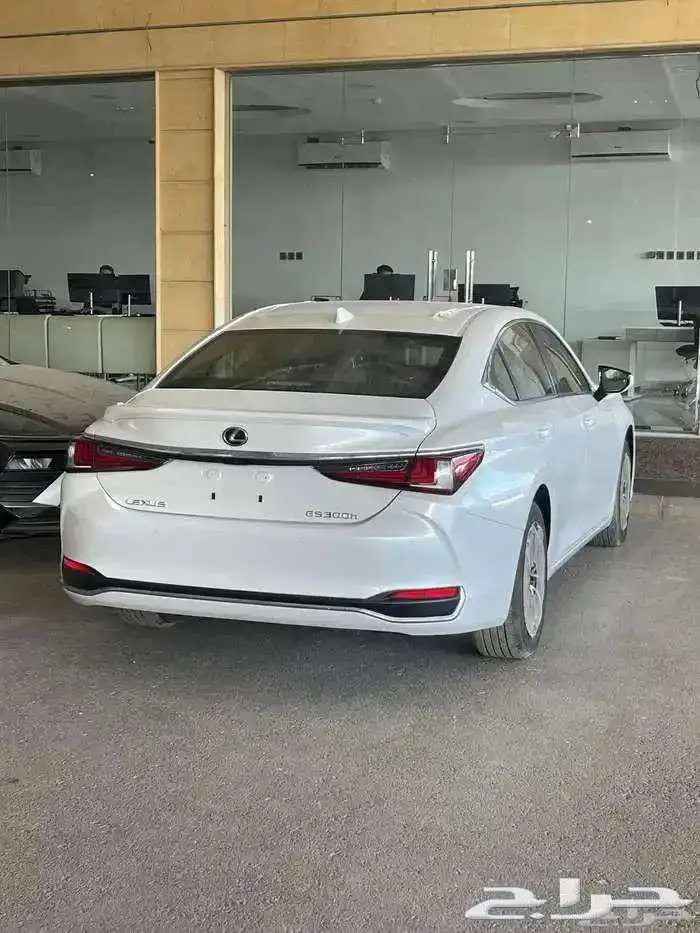 لكزس ES 300 فئة AH هايبرد خليجي 2025 متوفر لدى الحسن 4