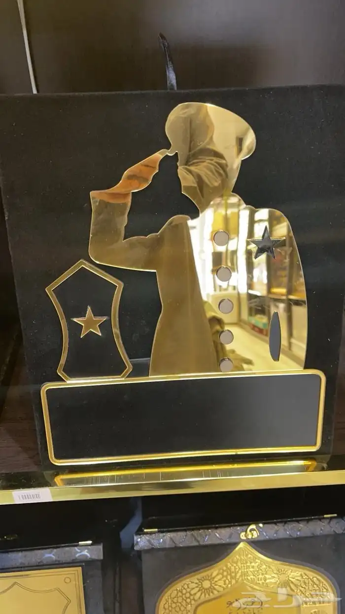 هدايا رجالية بشت وبرفروة مع بشت درع تخرج ترقية تقاعد 34