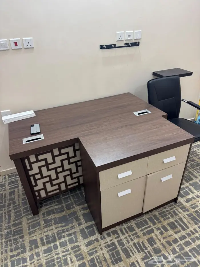 مكتب وثلاجه وشاشه LG 42 بوصه 1