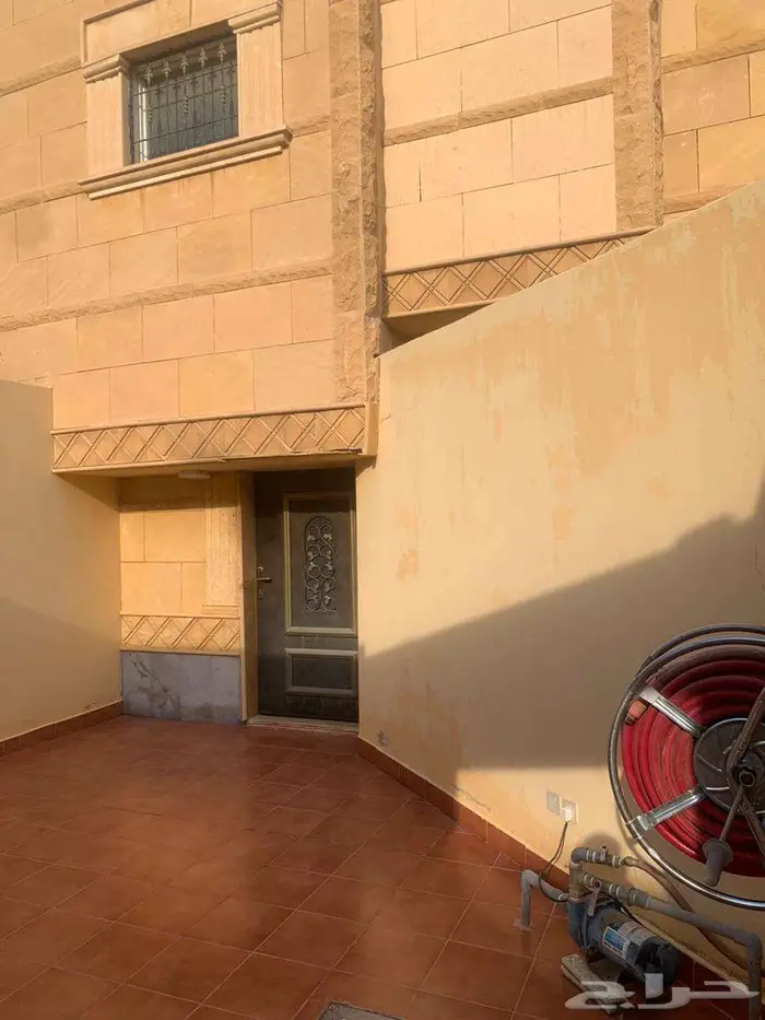 شقة علوية للبيع بحي الفايزبة 1