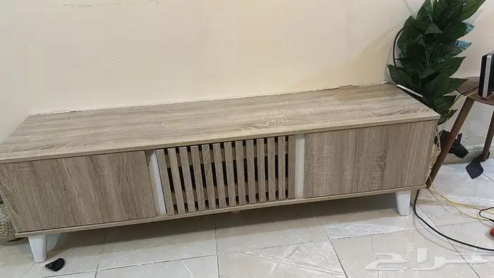 طاولات عددهم خمسه و مكتبة تلفزيون كلها نظيفه 2