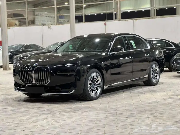 بي ام دبليو 735i موديل 2026 اصفار 1
