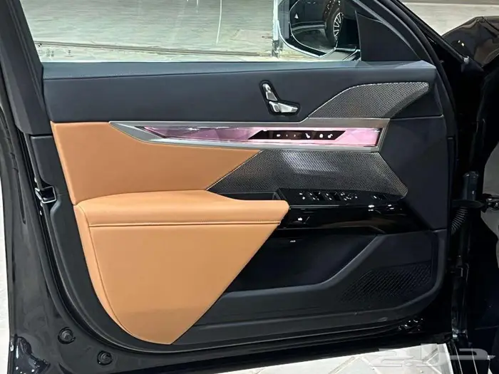 بي ام دبليو 735i موديل 2026 اصفار 8