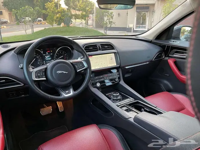جاكوار F PACE 2020 25