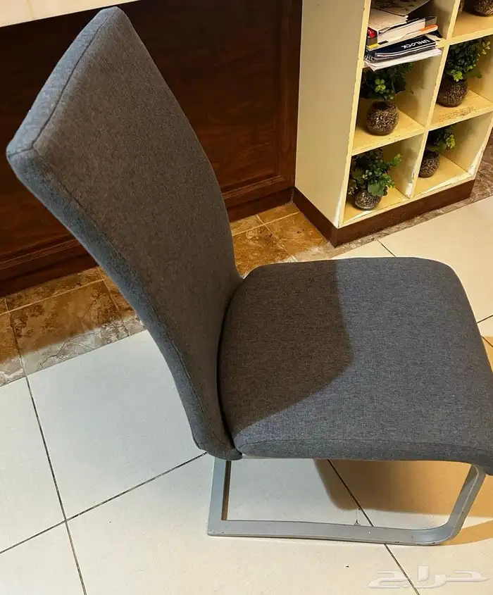 كنب وطاولة طعام نظيفة 6