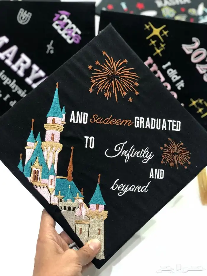 قبعات ووشاحات تخرج 2026 بتطريز احترافي  خل د لحظة نجاحك ب 0