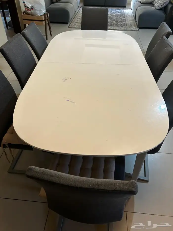 كنب وطاولة طعام نظيفة 1