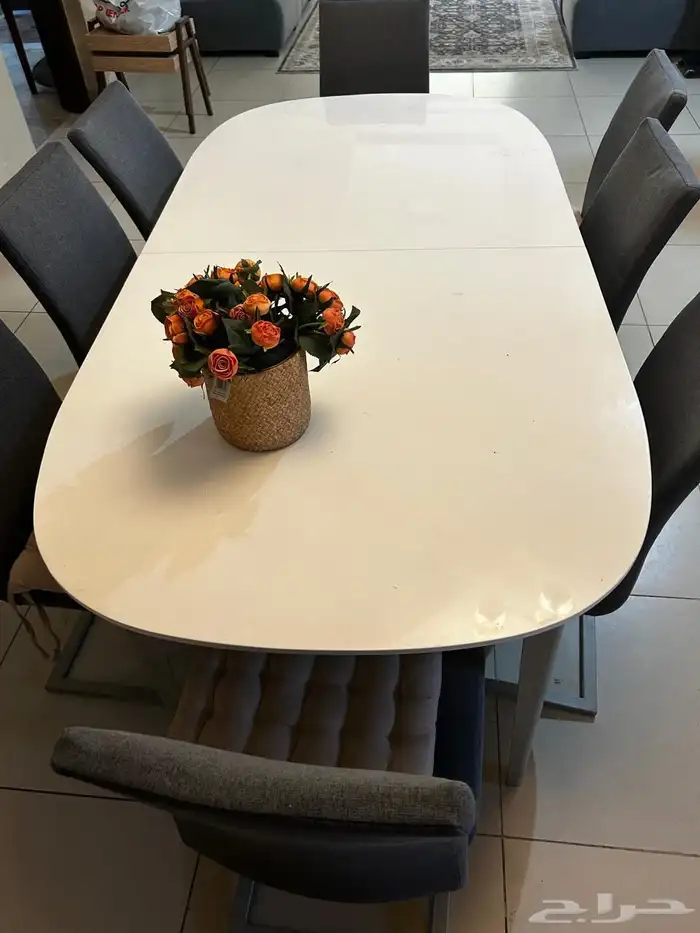 كنب وطاولة طعام نظيفة 7