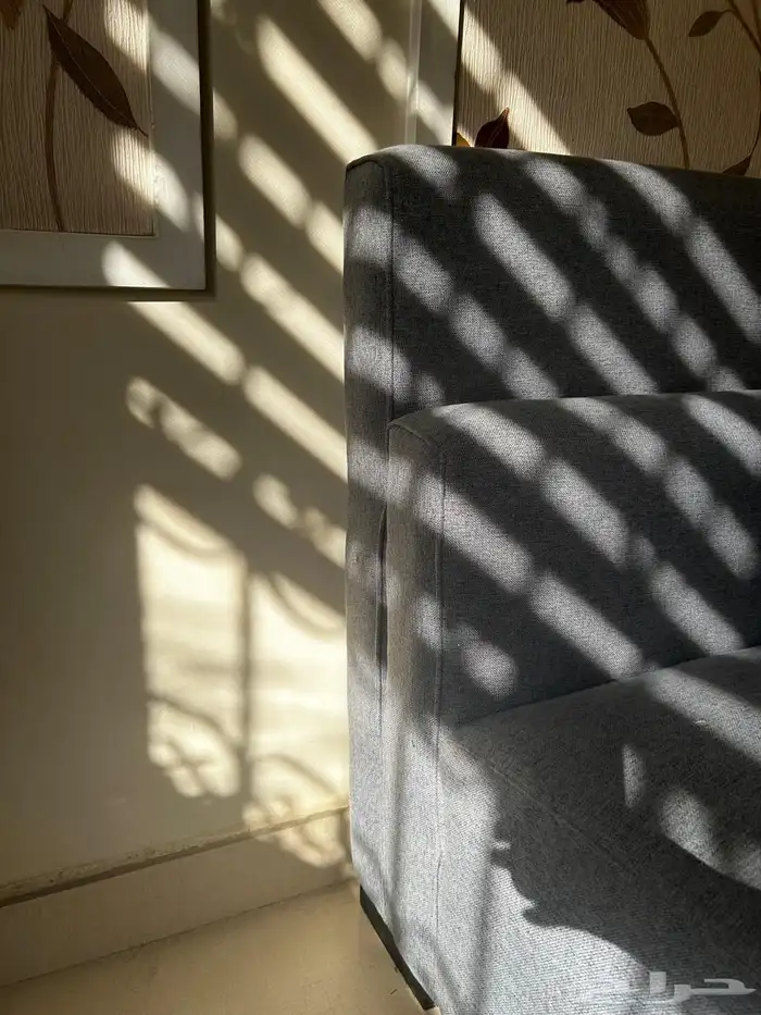 كنب وطاولة طعام نظيفة 4