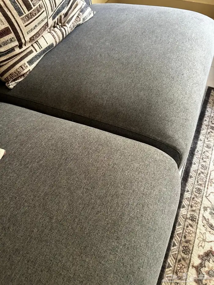 كنب وطاولة طعام نظيفة 2