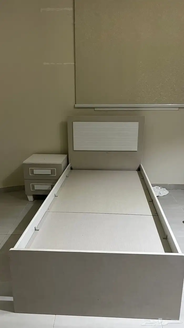 سرير وطاوله 0