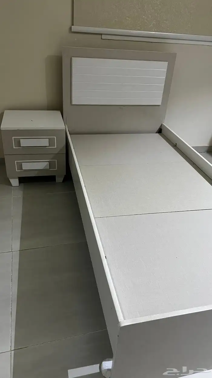 سرير وطاوله 1