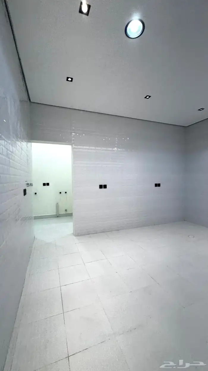 للبيع فيله بناء شخصي على شارعين حي الملك فهد 5