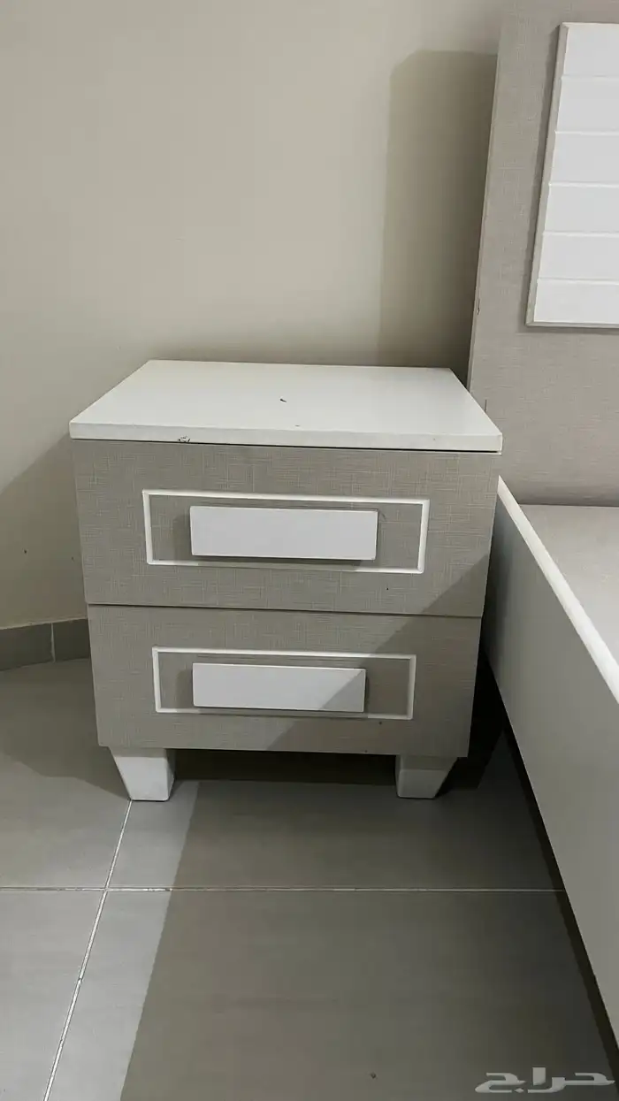 سرير وطاوله 2