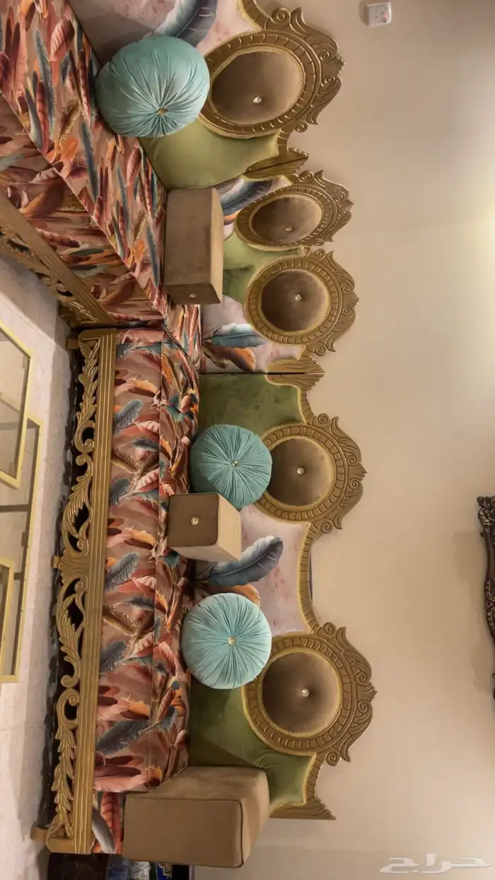 كنب مع طاولة وفرشه 1