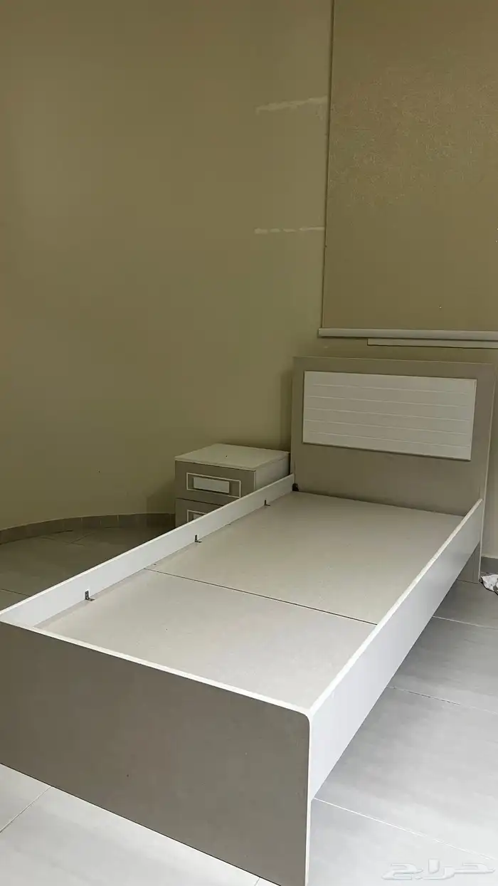 سرير وطاوله 3