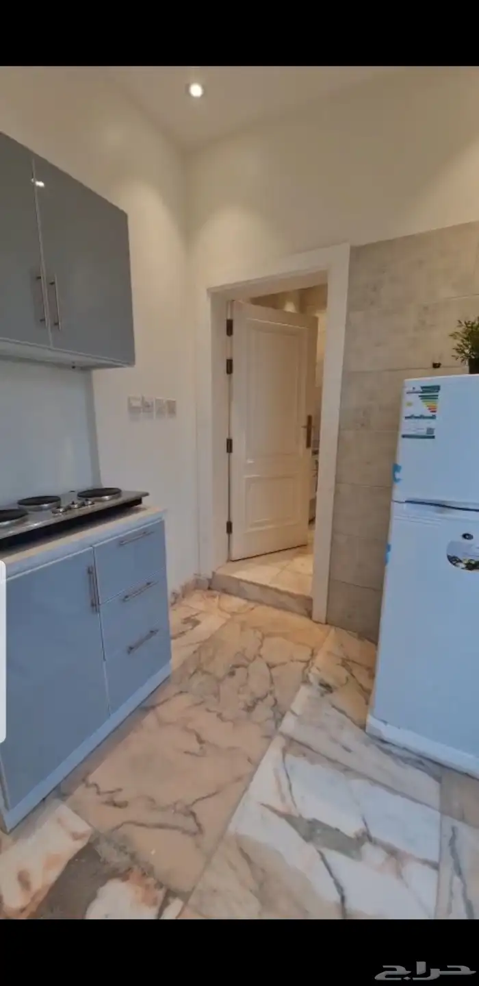 شقه استوديو غرفه و سطح ومنافعها مؤثثه في الصواري 4