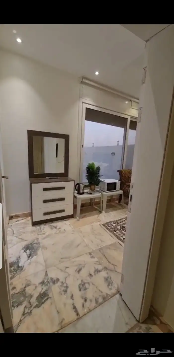 شقه استوديو غرفه و سطح ومنافعها مؤثثه في الصواري 6