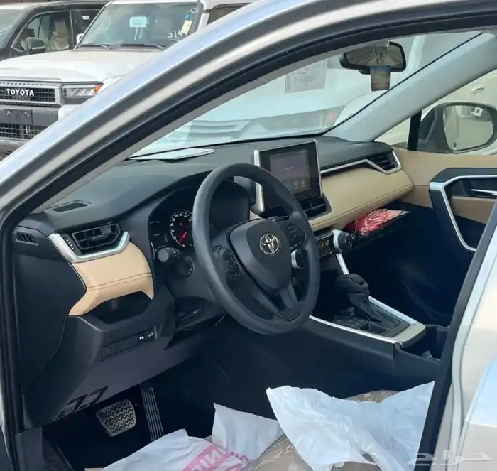 تويوتا راف فور XLE بنزين نص فل 2025 3