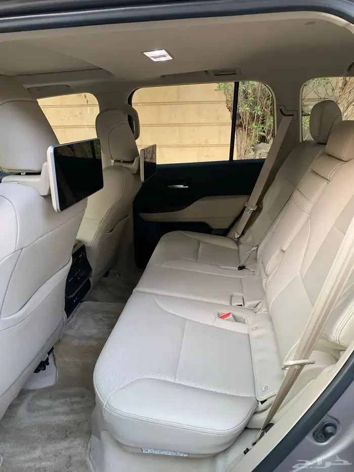 تويوتا لاندكروزر GXR L5 2022 6