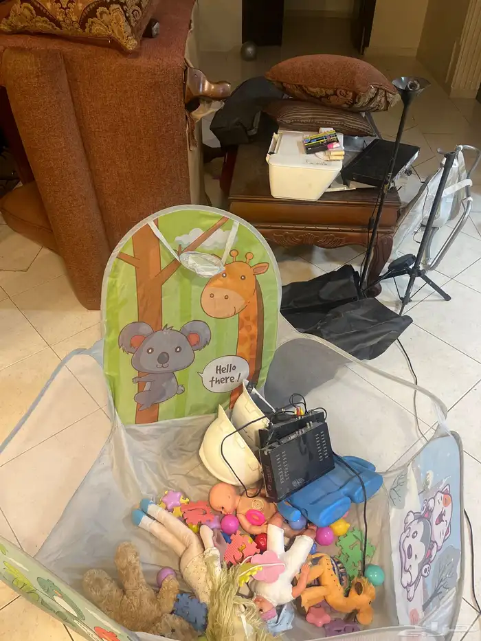 سرير وكوميدينه وكنبي وطاولة وطابعة وطارلة تلفزيون وخردات 4