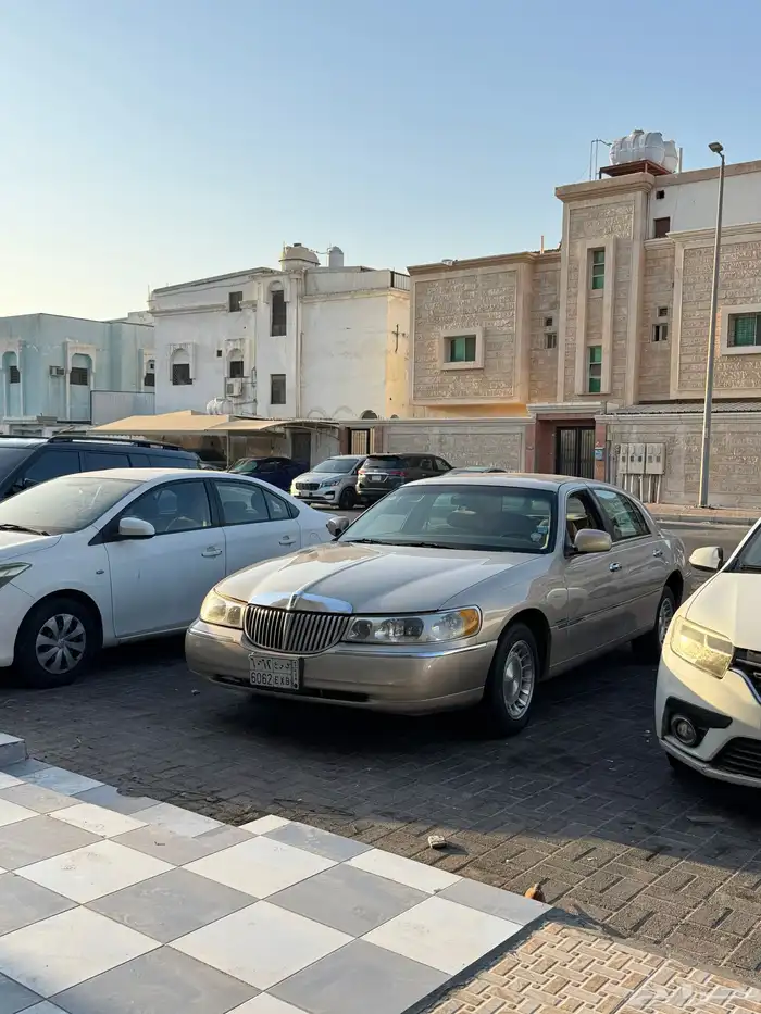 فورد - لينكون تاون كار 0