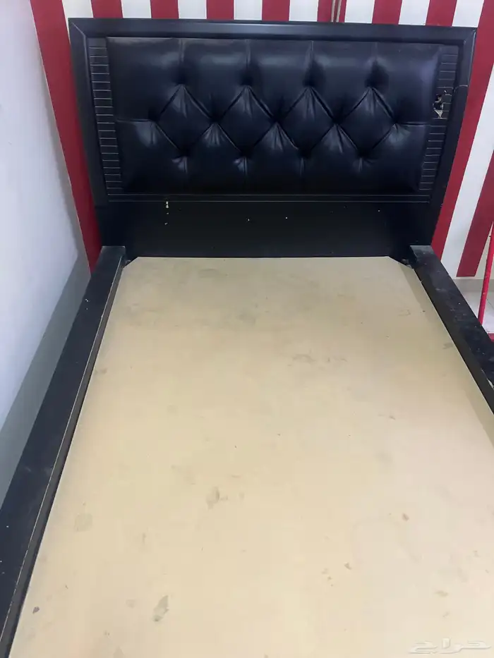 سرير وكوميدينه وكنبي وطاولة وطابعة وطارلة تلفزيون وخردات 0