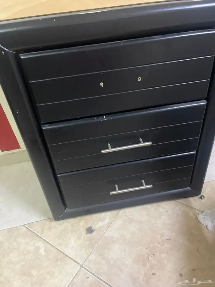 سرير وكوميدينه وكنبي وطاولة وطابعة وطارلة تلفزيون وخردات 2