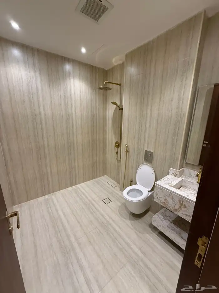 شقة كبيره فاخره للبيع في حي الرمال مخطط تلال 19