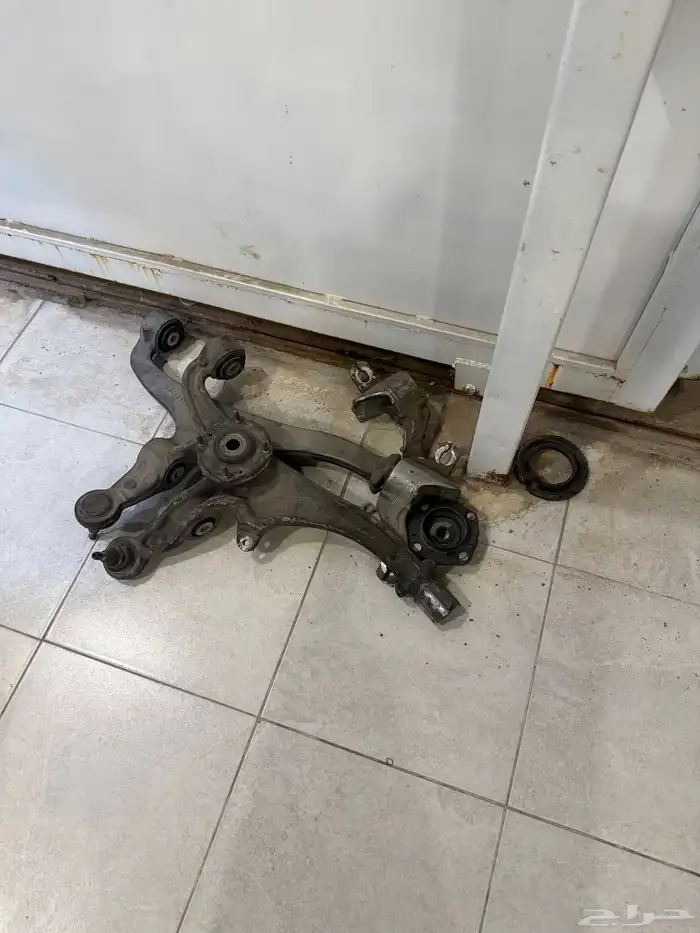 اذرعه ومقصات جي كلاس مرسدس مستخدمه يحتاج لها جلد فقط 0