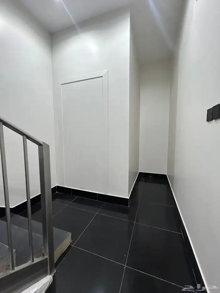 للبيع ارواف علوية احد روفيده بدرج خارجي للملحق موقع متميز 2