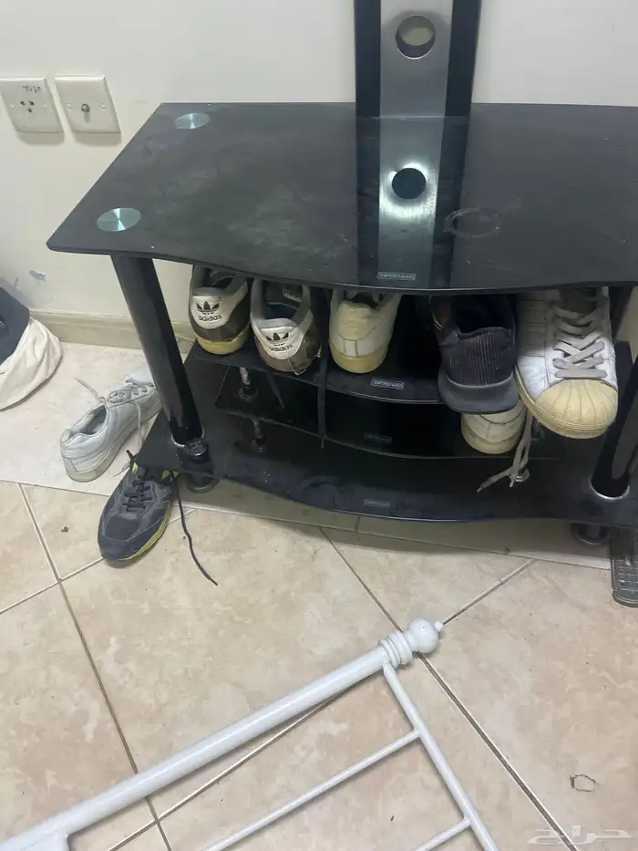 سرير وكوميدينه وكنبي وطاولة وطابعة وطارلة تلفزيون وخردات 3