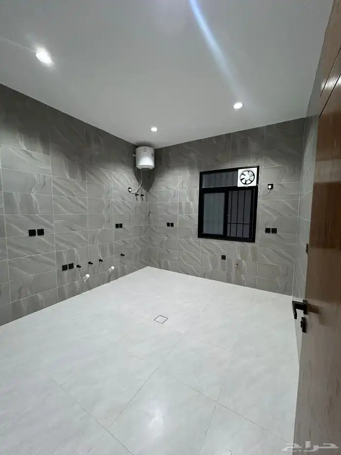 للبيع ارواف علوية احد روفيده بدرج خارجي للملحق موقع متميز 6