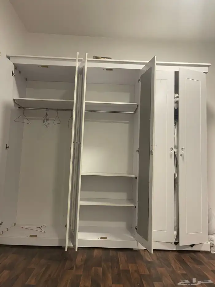 دولاب ملابس نظيف مع التسريحة 0