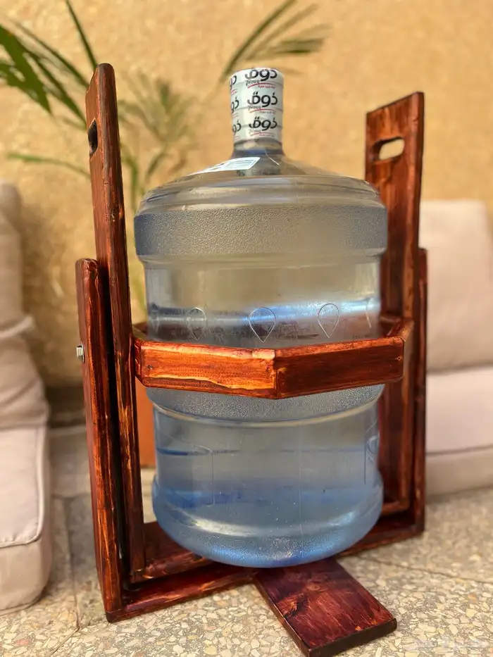 حامل خشبي متحرك لجوالين المياه 1