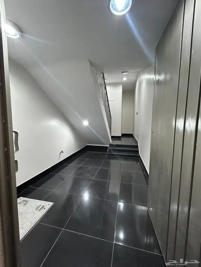 للبيع ارواف علوية احد روفيده بدرج خارجي للملحق موقع متميز 1