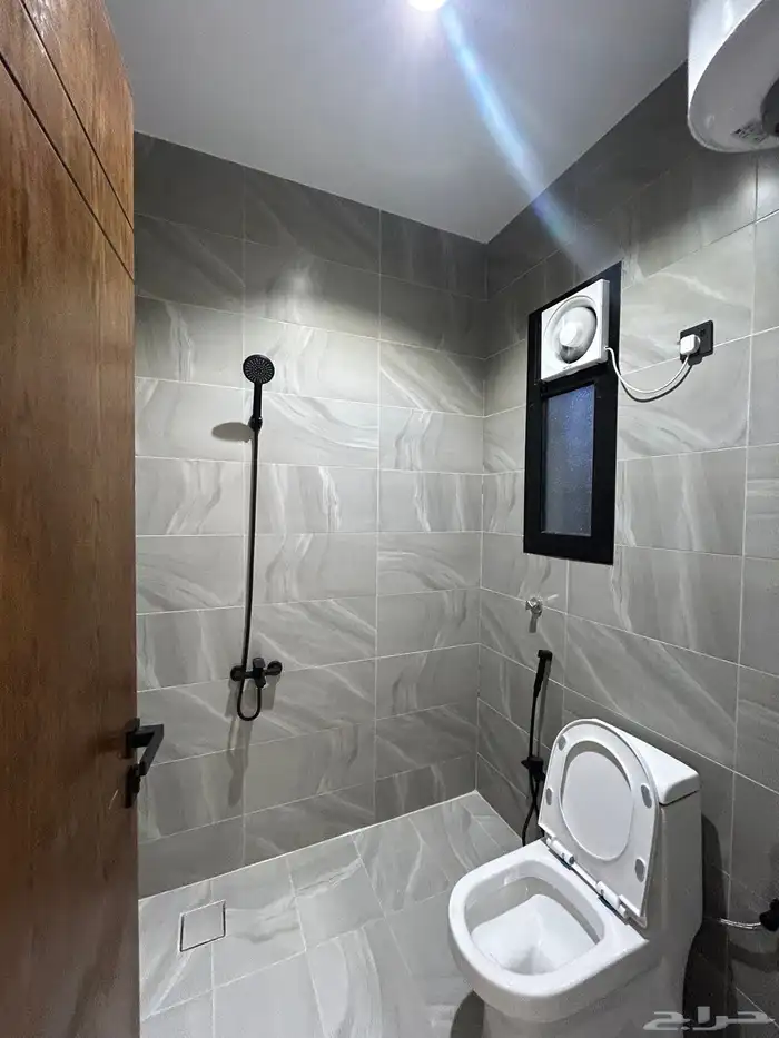 للبيع ارواف علوية احد روفيده بدرج خارجي للملحق موقع متميز 24