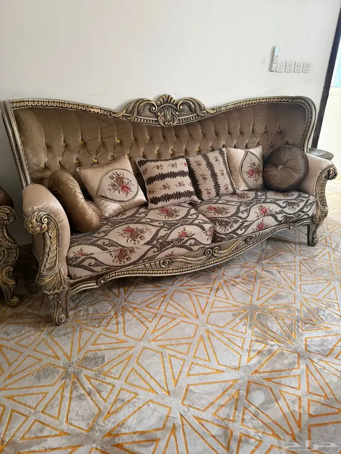 كنب ملكى مع الفرشه للبيع 1