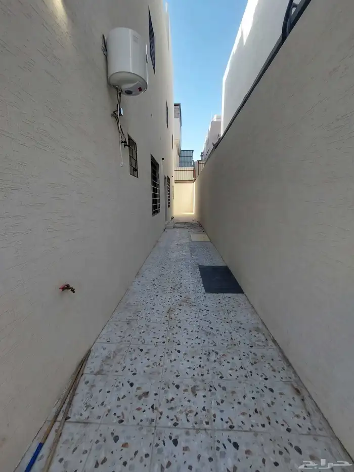 للبيع شقه تمليك أرضية مخطط 71 جديدة حواش وكراج مدخل خاص 1