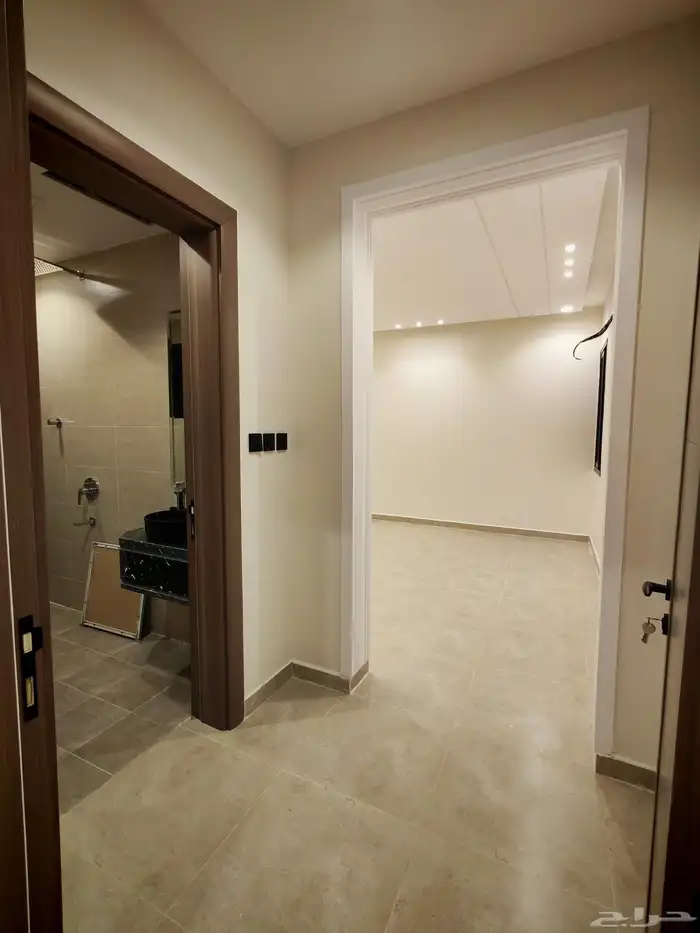 للبيع بحي الاسكان شقق علويه من550 الف vip بسطح خاص مصعد شغال 20