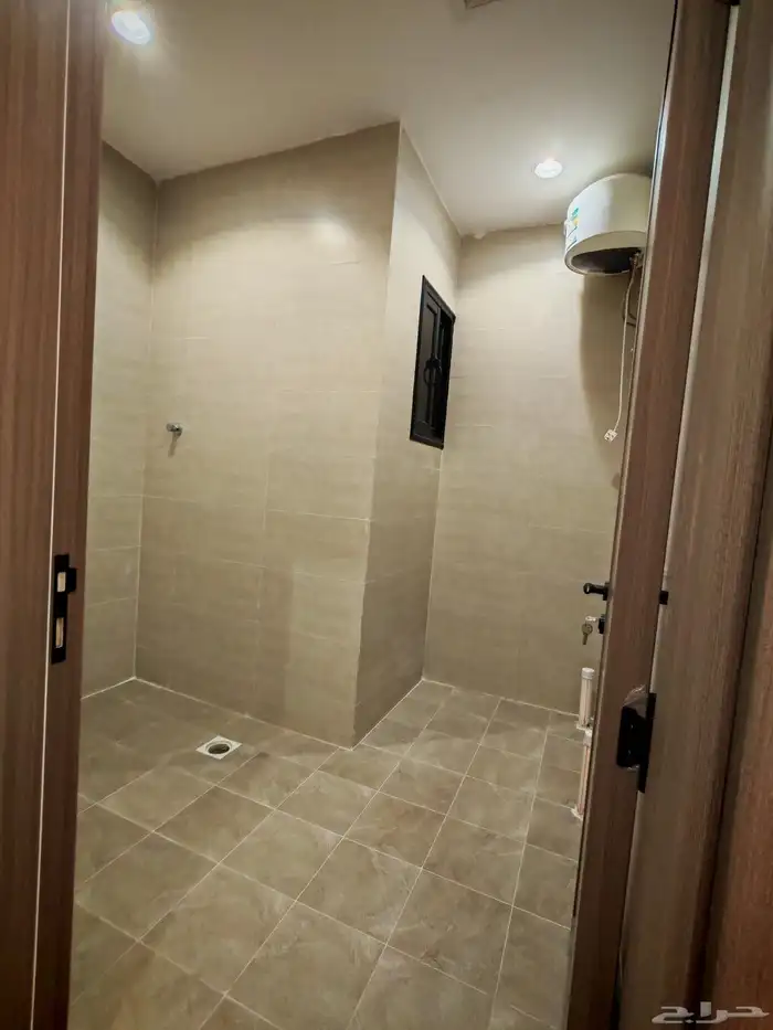 للبيع بحي الاسكان شقق علويه من550 الف vip بسطح خاص مصعد شغال 10