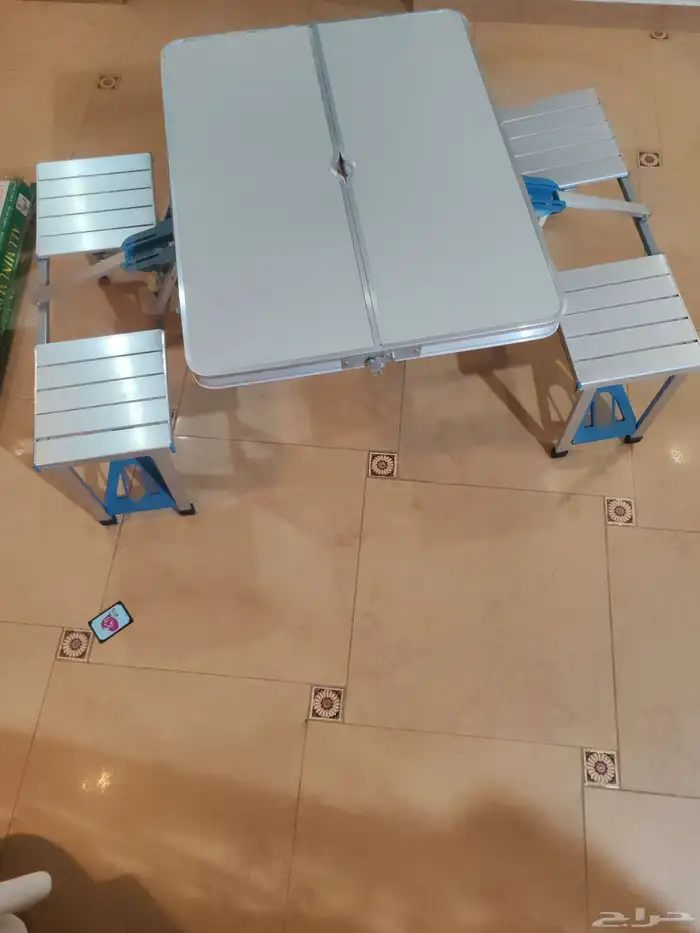 طاولة مع كراسي سهلة الحمل والطي لأربعة اشخاص جديدة لم تستخدم 0