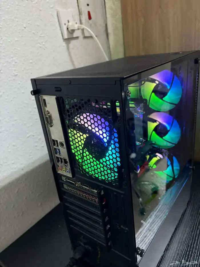 للبيع PC قيمنق مواصفات قوية 1