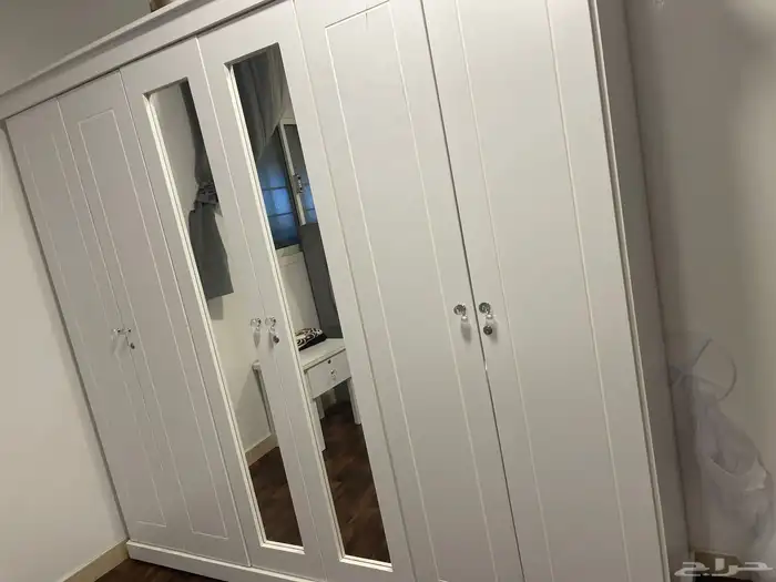 دولاب ملابس نظيف مع التسريحة 1