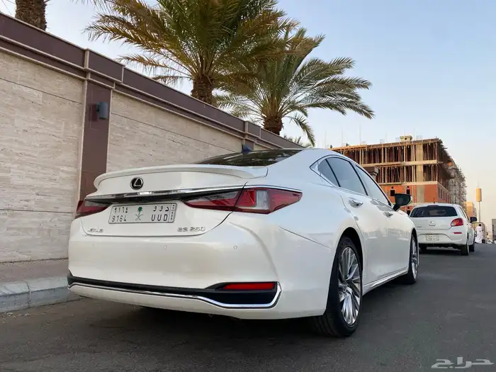 لكزس ES250 صيانات الشركه مالك واحد 4